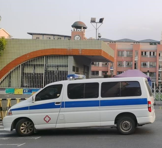 怀集救护车出租护送骨折病人一公里多少钱